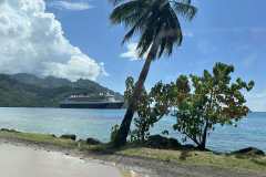 Moorea-QM2-anchored